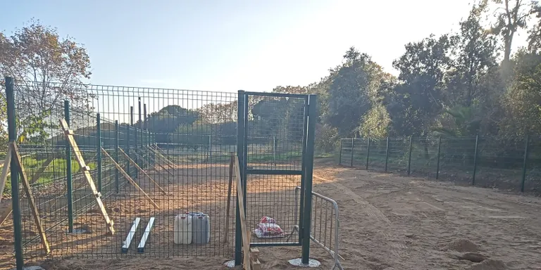 L’Ajuntament està canviant d’ubicació el pipican per a gossos que hi ha a la zona de Can Jalpí