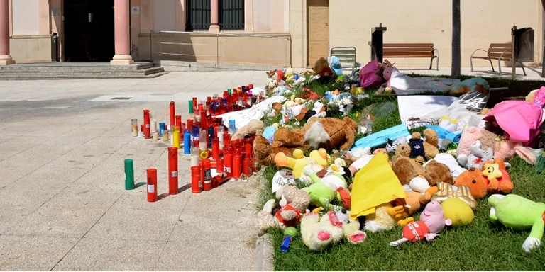 Retirades les mostres de condol a les víctimes dels atemptats de Barcelona