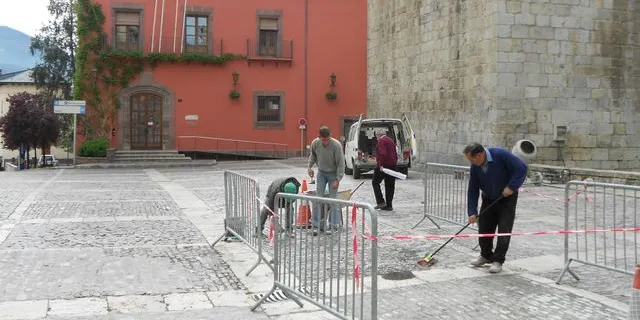 Obres d'arranjament del paviment de la plaça dels Oms de la Seu