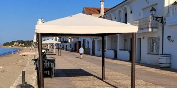 Els establiments de Botigues de Mar podran ampliar les terrasses del passeig mentre no es puguin instal·lar plataformes sobre la platja