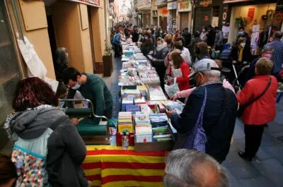 Valls enllesteix els darrers preparatius de Sant Jordi