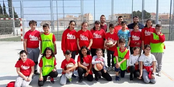 El CB Baix Gaià apropa el bàsquet a l’Escola Les Eres de Creixell en una jornada satisfactòria