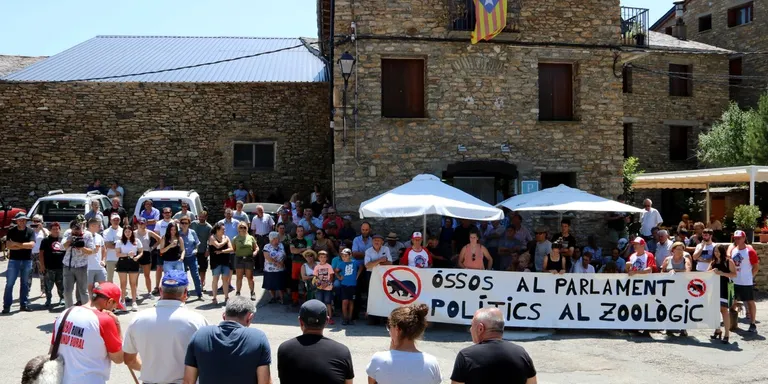 Més d'un centenar de ramaders del Pirineu es concentren a Llessui contra l'expansió de l'ós