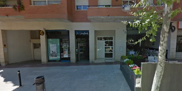 Veïns de la part alta recullen signatures per la continuïtat de l’oficina de Caixabank