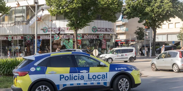 Detingut per agredir amb una taula de plàstic un nen de cinc anys i amenaçar al pare amb un vidre després de discutir-se