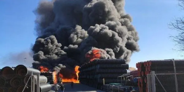 Un incendi en una fàbrica de tubs de plàstic obliga a confinar els veïns de Rodonyà i Masllorenç