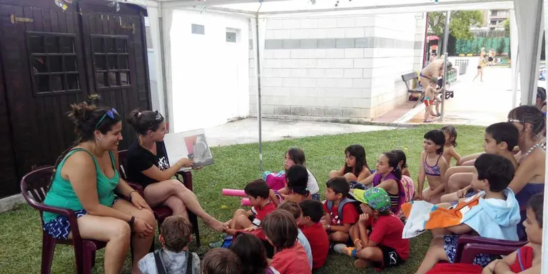 La bibliopiscina d'Agramunt s'uneix al concurs #BiblioEstiuRevistes per tal de fomentar la lectura