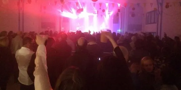 Un Casal La Violeta ple de gom a gom dóna la benvinguda al 2017 a Altafulla