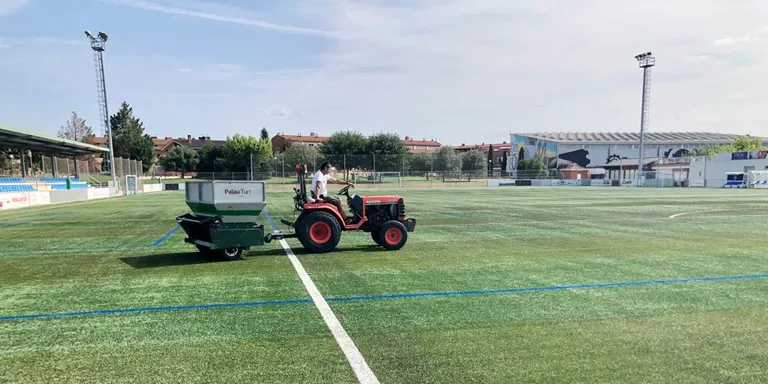 Torrefarrera fa tasques de manteniment a la gespa artificial del Complex Esportiu Antoni Palau