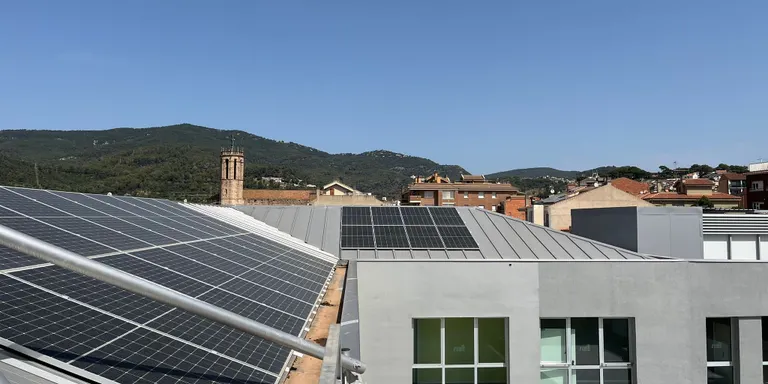 Les 18 instal·lacions fotovoltaiques instal·lades a Caldes ofereixen una potencia de 619,18 kW