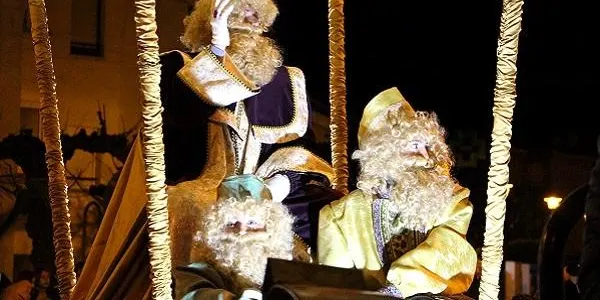 Ses Majestats els Reis d’Orient reparteixen més d’un centenar de regals al Casal La Violeta d’Altafulla