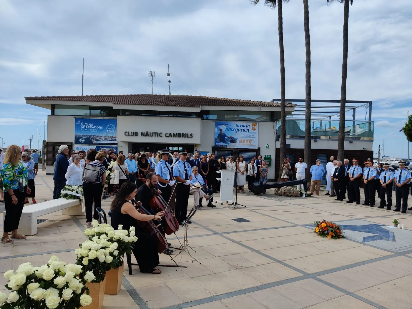 Cambrils homenatja les víctimes dels atemptats del 18 d’agost en un acte emotiu 
