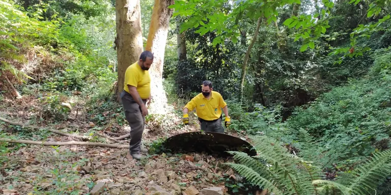 Els Agents de Defensa Forestal de l'Alt Maresme revisen que la bassa del Coll dels Altars rebi aigua correctament