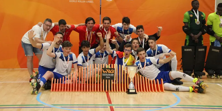 Roc Xanxo i Nil Dilmé celebren la victòria de l'equip andorrà al Campionat Intercontinental U19 d'hoquei patins