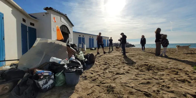 Prop de 200 persones han participat a la Segona Neteja Col·lectiva de la platja de l’Espigó de Garbí