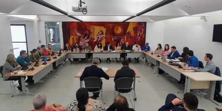El ple de Pineda aprova per unanimitat una moció per fer possible la participació ciutadana als plens municipals
