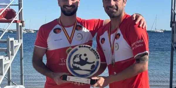 El torrenc Llorenç Gómez torna fugaçment a la sorra per alçar el títol de la Mar Menor Cup amb l’Atlético Torroxeño