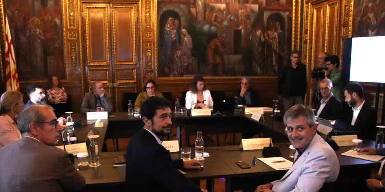 Colau proposa rebaixar a la meitat els creueristes en temporada alta i que no superin els 10.000 al dia