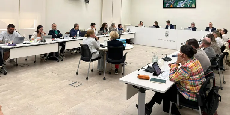Figueres vol suspendre l'obertura de nous supermercats 24 hores i negocis de menjar ràpid o manicura