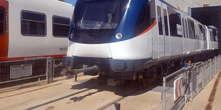 Els tècnics de FGC testegen un dels trens del Metro de Panamà a Rubí