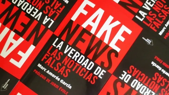 El periodista Marc Amorós presenta a Pineda el llibre Fake News