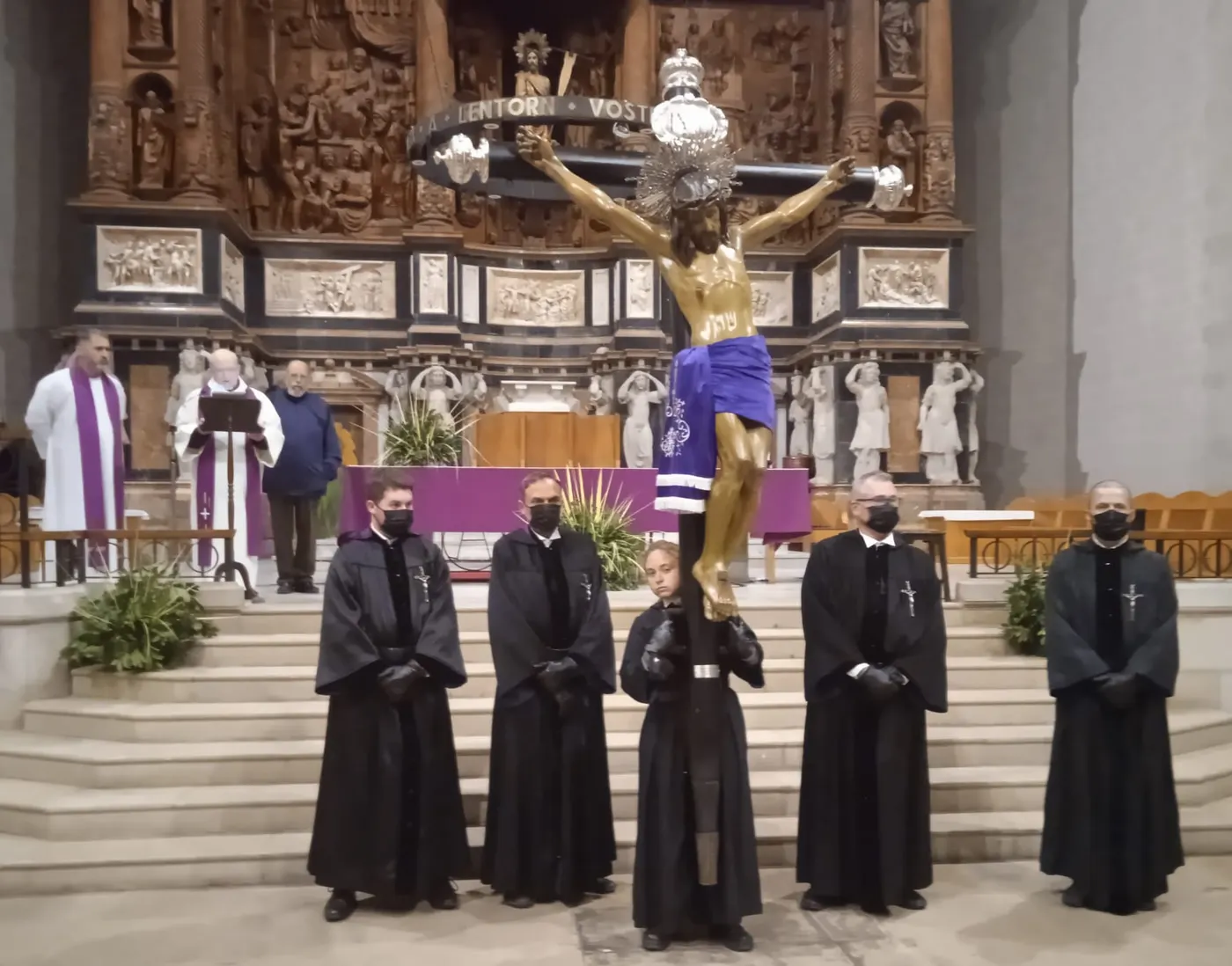 El Sant Crist de Sant Joan surt al carrer en el Via Crucis nocturn