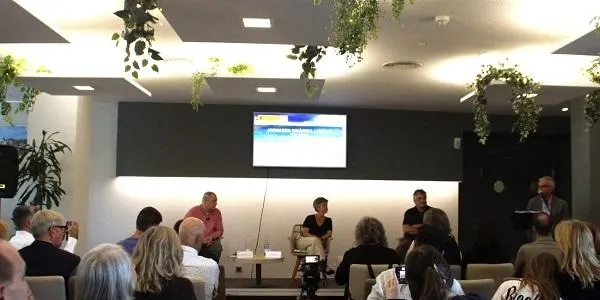 Una taula rodona sobre el passat, present i futur de la platja centra la presentació de la nova associació Altafulla Activa