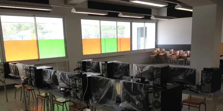 L'Escola La Valira, sense internet ni telèfon fix