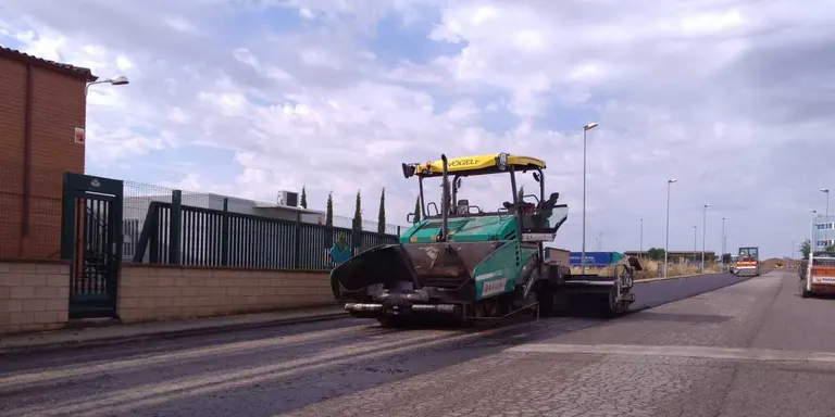 Apliquen la última capa d'asfaltat definitiu per reforçar el tram del polígon