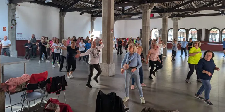 Més d'una cinquantena de persones han participat de l'activitat "mou-te i balla" per celebrar el Dia Mundial de la Salut