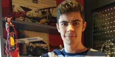 David Aguilar rep el certificat de Rècord Guinness per la seva pròtesi de braç amb peces de Lego