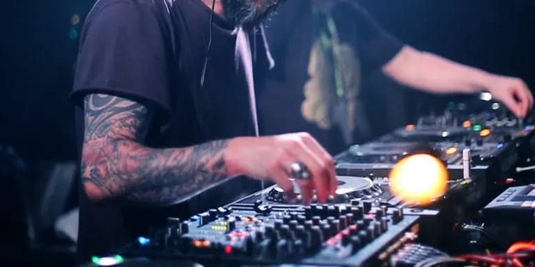 PULSAR RADIO - 20 - Joon Davies + Oscar Mulero