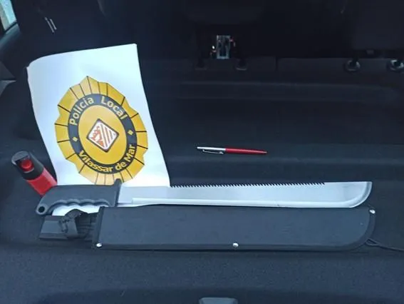 La Policia Local va detenir ahir dues persones i els va intervenir un matxet de grans dimensions