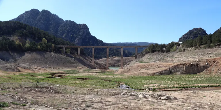 Els embassaments del sistema Ter-Llobregat cauen per sota dels 100 hectòmetres cúbics, que és el límit que es va marcar el Govern per declarar l'emergència per sequera
