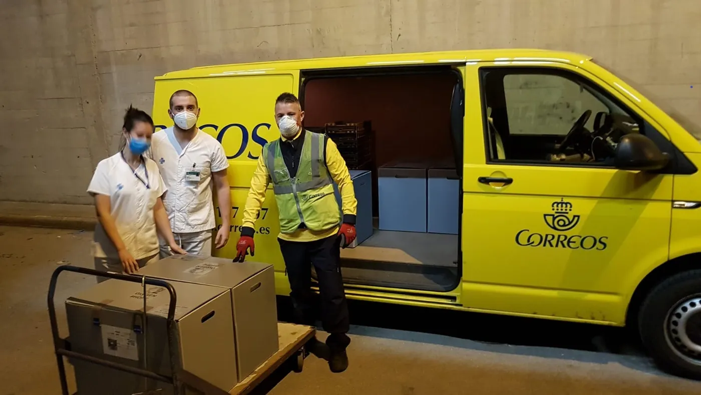 Correus entrega a l'Hospital de Calella respiradors fabricats per SEAT autoritzats pel Ministeri de Sanitat