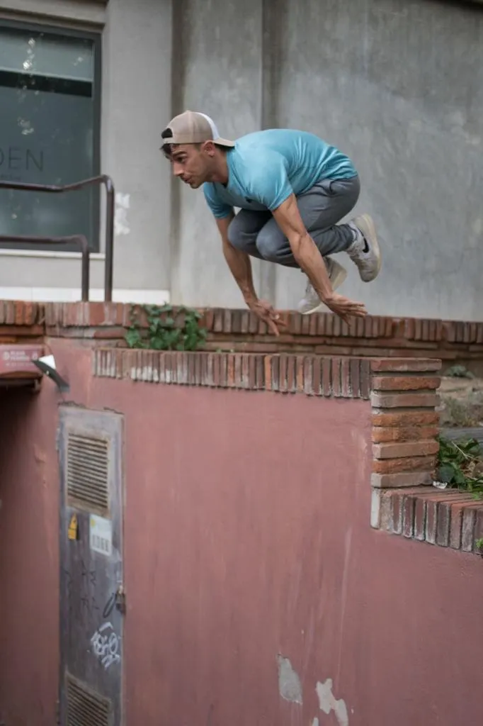Un taller de parkour per a infants i joves i dansa urbana per a famílies, novetats del projecte de lleure comunitari "A camp obert"