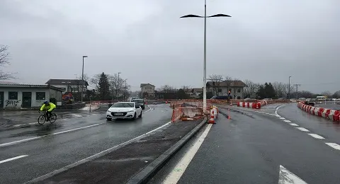 OBRAS DE ASFALTADO EL DOMINGO POR LA NOCHE EN LA ROTONDA DE AMUTE
