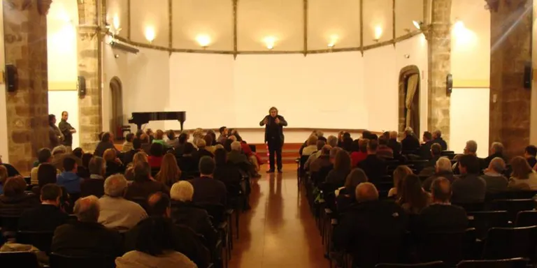 Joan Tardà divulga a la Seu la campanya 'Votar és democràcia'