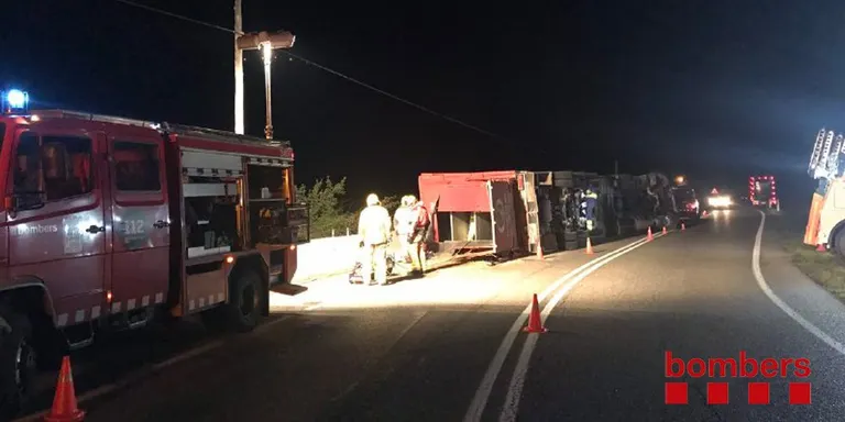 Un tràiler bolca a la carretera N-260 al Pont de Bar
