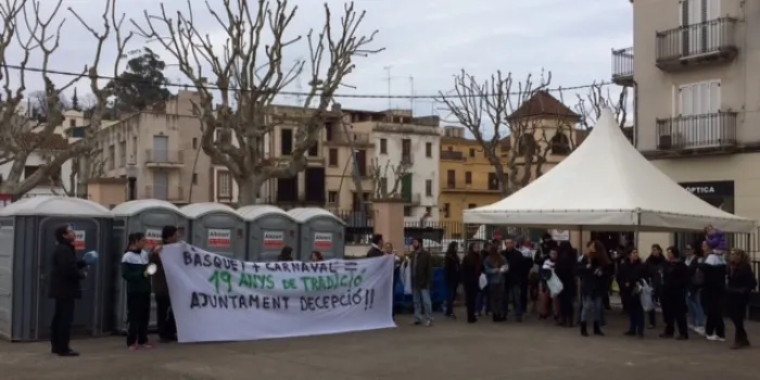 Una trentena de persones de l'Arenys BÃ squet es manifesten al Calisay