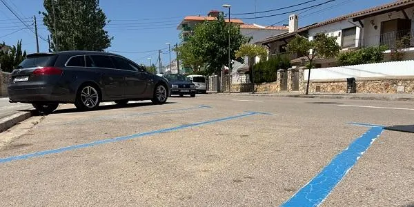 Veïns de Baix a Mar d’Altafulla reclamen un abonament per la zona blava per la pressió de vehicles que hi ha als seus carrers