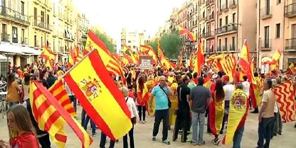 Més de 4.000 persones es concentren a la plaça de la Font de Tarragona en defensa de la unitat d’Espanya
