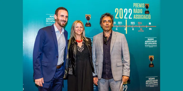 Els responsables del programa 'La veu és màgica' de Ràdio Caldes recullen el premi Ràdio Associació a la innovació