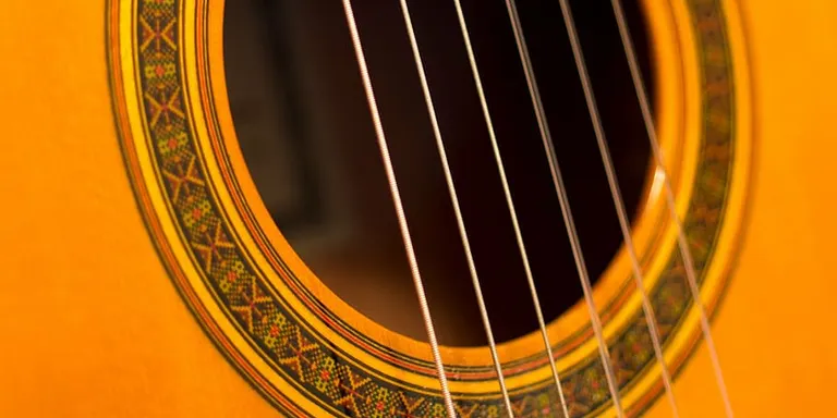 Oberta la inscripció a les classes de guitarra del PDC del Barato