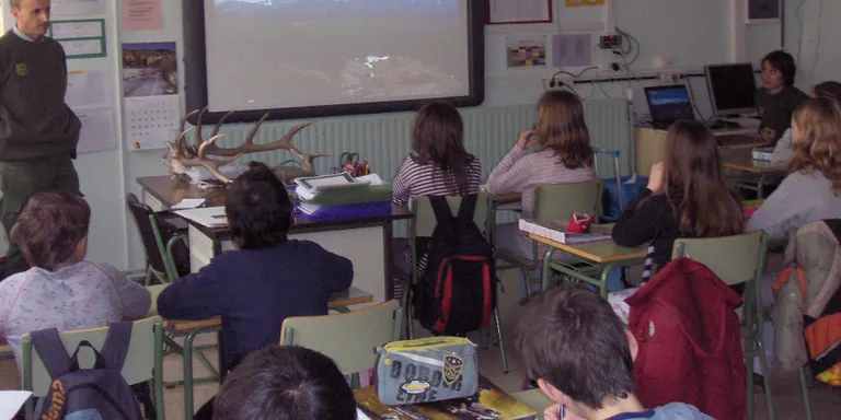 Els agents rurals acosten la fauna pirinenca als alumnes de l'Escola Pau Claris