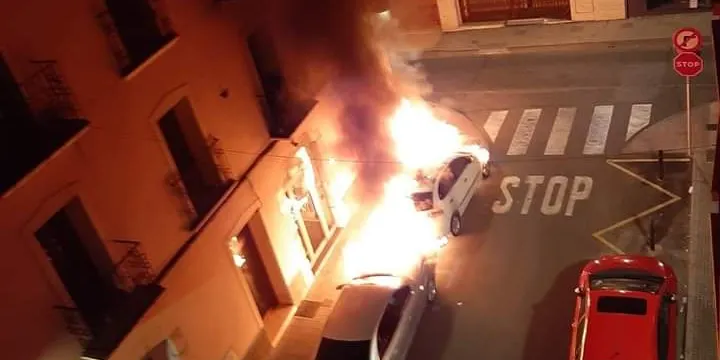 Dos vehicles són cremats al carrer del Teatre de Valls