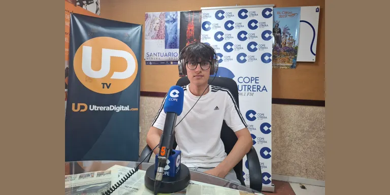 Guillermo Parada Muñoz, seleccionado en las becas Amancio Ortega, visita el estudio de COPE Utrera (98.1FM)