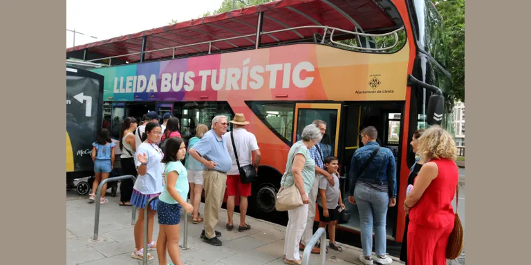 Uns 5.000 viatgers pugen al nou bus turístic de Lleida en un mes, un 74% més que l'any passat