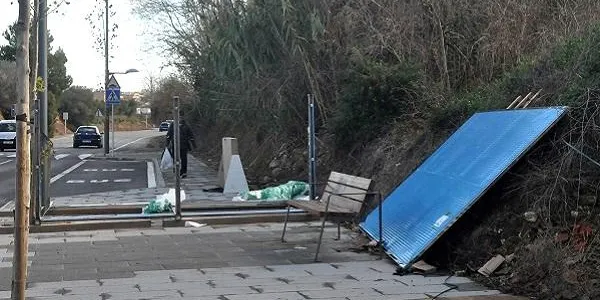 Instal·lades les dues marquesines pendents de les parades d’autobús de l’avinguda Marquès de Tamarit d’Altafulla