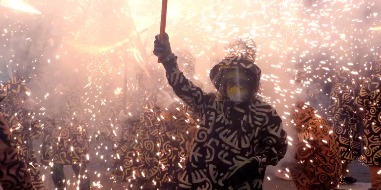 Els diables més petits gaudeixen en un nou i divertit correfoc infantil
